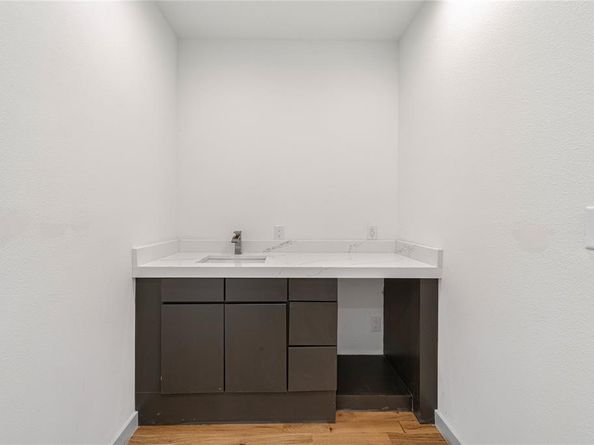 906 S Ewing Avenue , Dallas Texas 75203