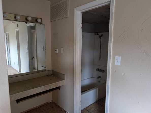 3604  Parkridge Drive  111, Dallas Texas 75234