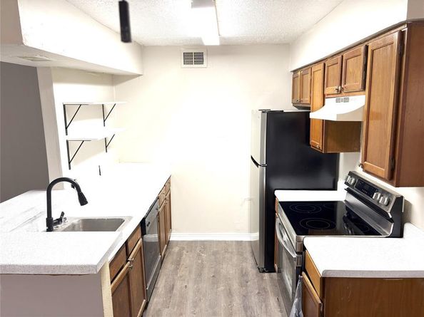 3604  Parkridge Drive  111, Dallas Texas 75234