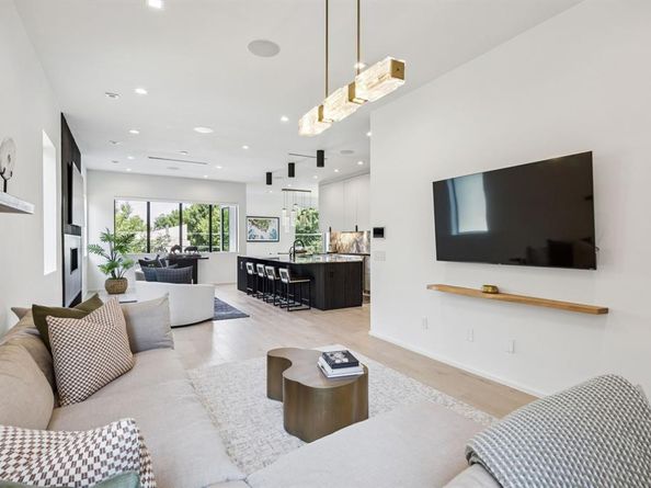 3229  Lee Street , Dallas Texas 75205