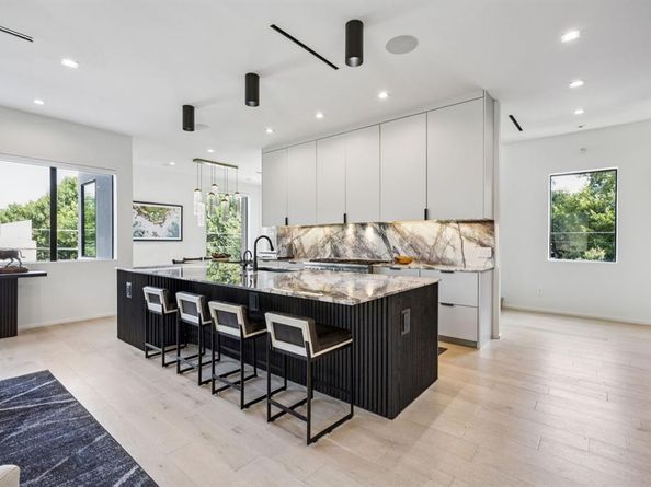 3229  Lee Street , Dallas Texas 75205