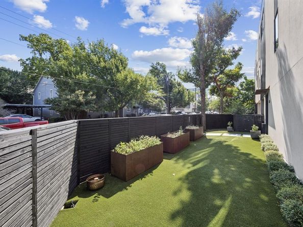 3229  Lee Street , Dallas Texas 75205