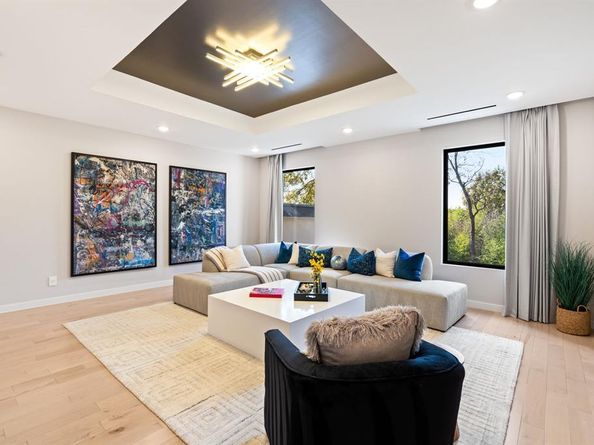 10225  Betty Jane Lane , Dallas Texas 75229