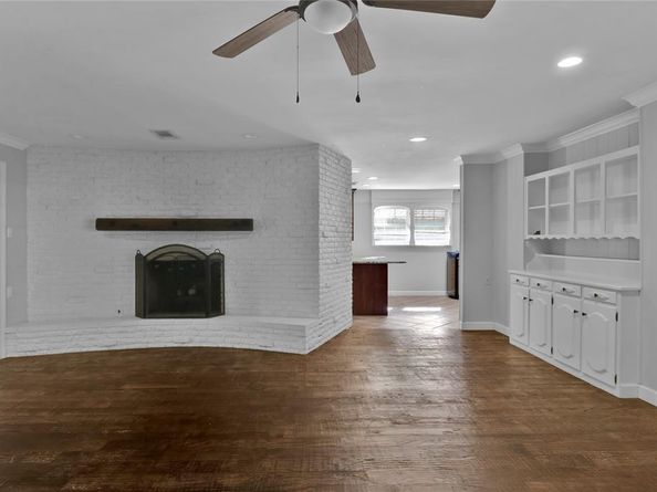 2706  Oak Cliff Lane , Arlington Texas 76012
