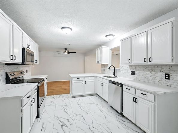 712  Greenleaf Drive , Arlington Texas 76017