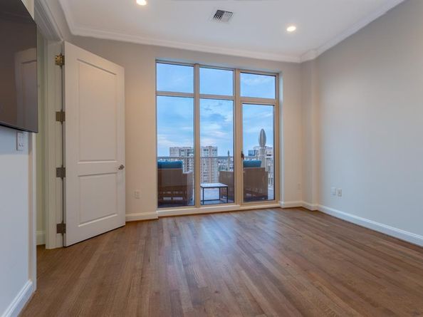 2555 N Pearl Street  1903, Dallas Texas 75201