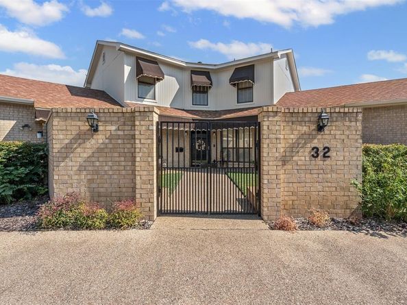 32  One Main Place , Benbrook Texas 76126