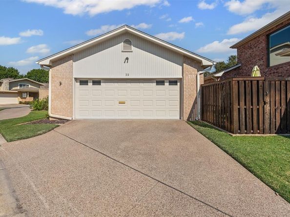 32  One Main Place , Benbrook Texas 76126