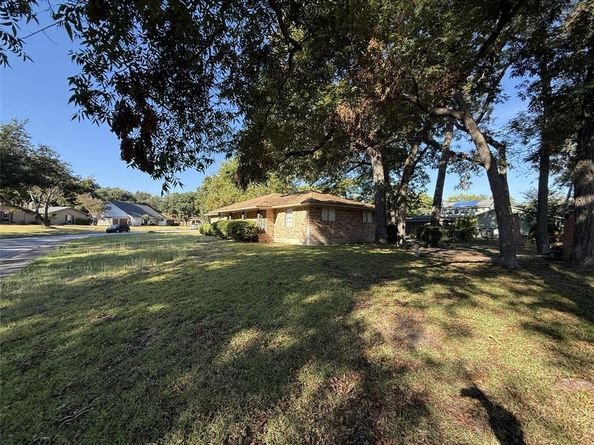 301  Lakewood Drive , DeSoto Texas 75115