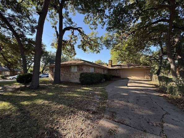 301  Lakewood Drive , DeSoto Texas 75115