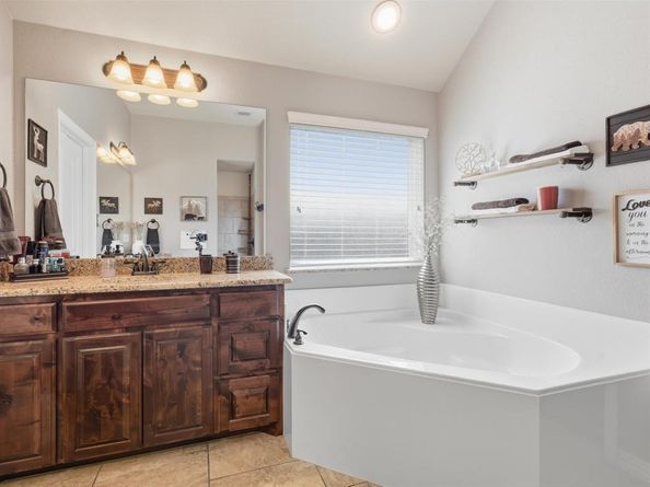 100  Valle Court , Azle Texas 76020
