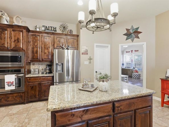 100  Valle Court , Azle Texas 76020