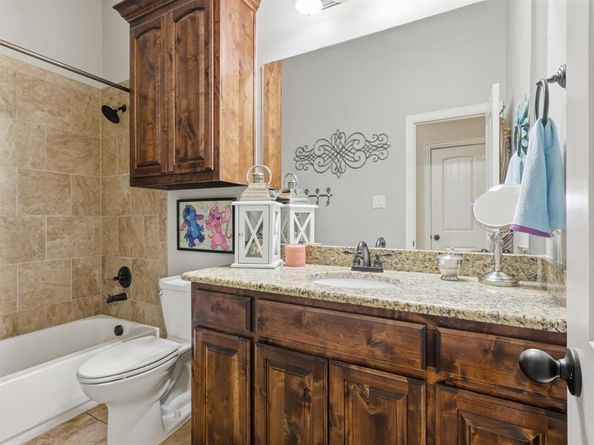 100  Valle Court , Azle Texas 76020