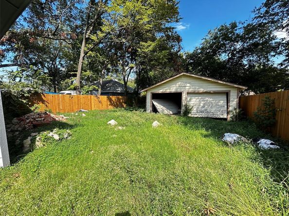 818  Hollywood Avenue , Dallas Texas 75208