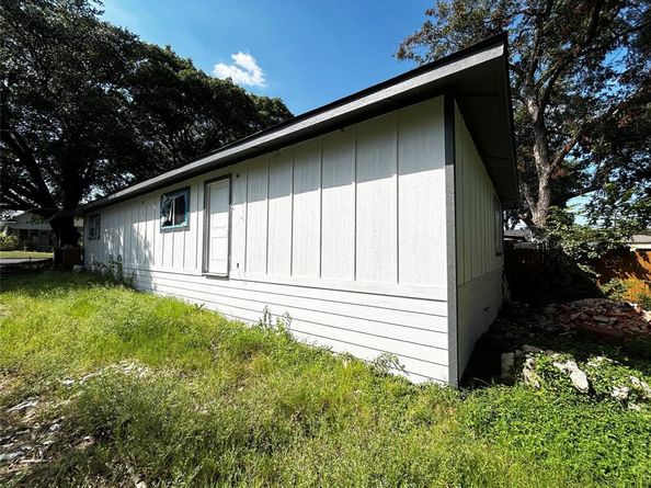 818  Hollywood Avenue , Dallas Texas 75208