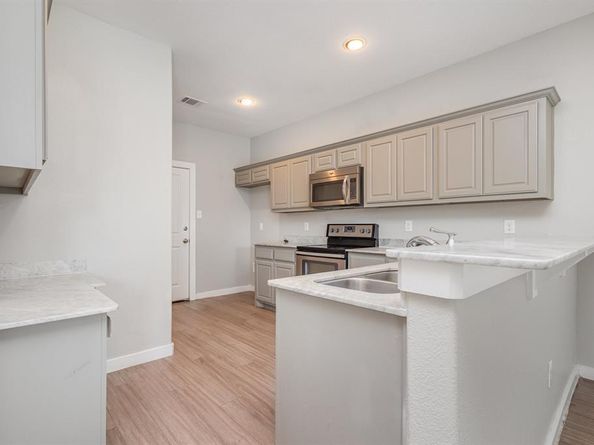 3610  Apple Valley Way , Dallas Texas 75227