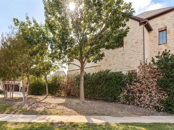 1120  Hemingway Lane , Irving Texas 75063