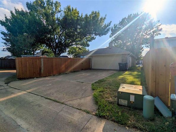 2842  Kingswood Drive , Garland Texas 75040