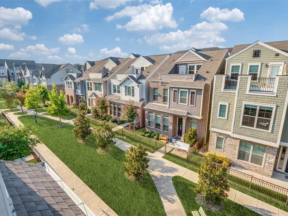 1053  Manacor Lane , Dallas Texas 75212