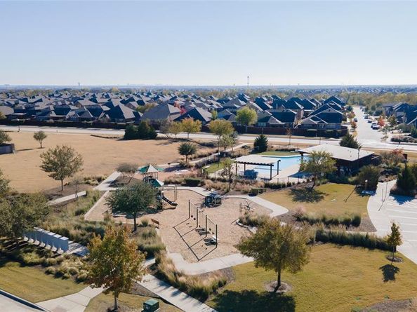 1501  White Water Way , Aubrey Texas 76227