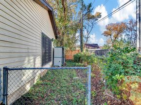 917  Walkway Street , Dallas Texas 75212