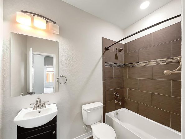 1211  Dacki Avenue , Dallas Texas 75211