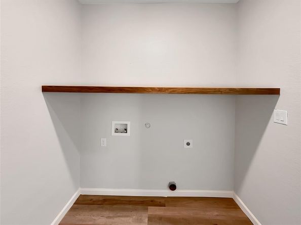 1211  Dacki Avenue , Dallas Texas 75211