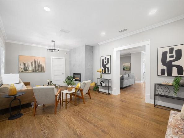 813  Elsbeth Street , Dallas Texas 75208