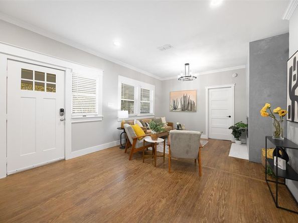 813  Elsbeth Street , Dallas Texas 75208