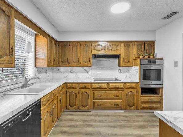 609  Kingsbridge Drive , Garland Texas 75040