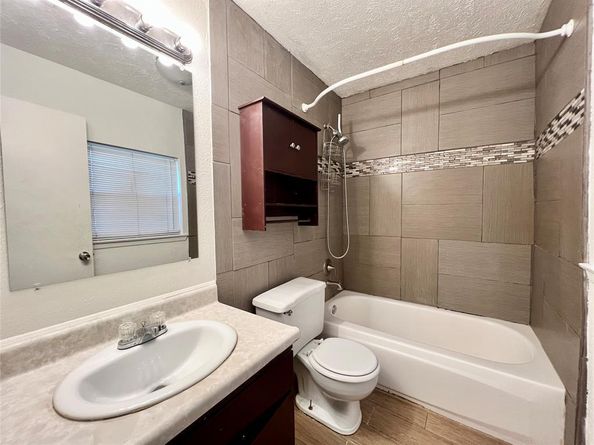 19 W Mountain Creek Drive , Grand Prairie Texas 75052