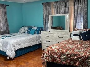 2438  Five Mile Circle , Dallas Texas 75233