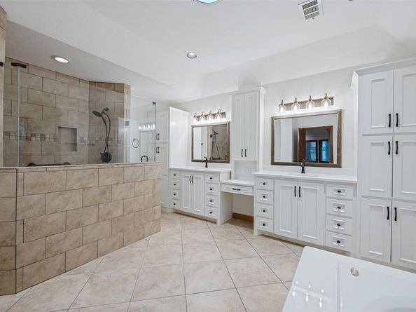 1607 N Main Street , Euless Texas 76039