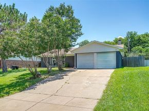 712  Poe Street , Azle Texas 76020
