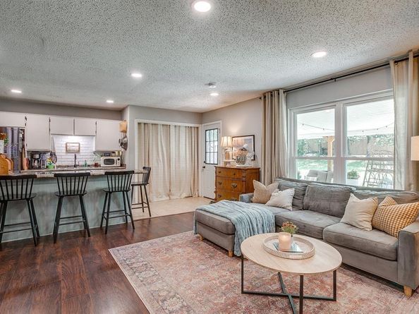 712  Poe Street , Azle Texas 76020