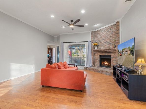 5422  Peninsula Way , Garland Texas 75043