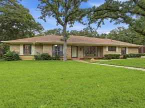 823  Ridgecrest Circle  , Denton Texas 76205