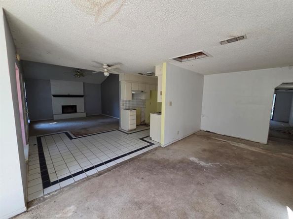 329  Walnut Avenue , Azle Texas 76020