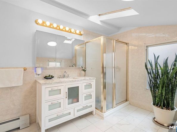 25 75th Street, North Bergen NJ 07047