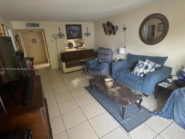 9360 Fontainebleau Blvd 208, Miami FL 33172