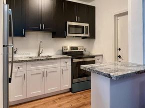 2463 Pine Tree Dr 4, Miami Beach FL 33140