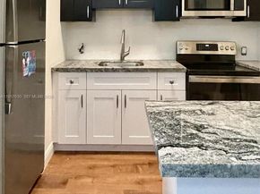 2463 Pine Tree Dr 4, Miami Beach FL 33140