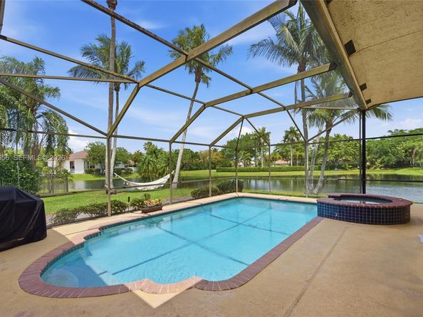 3038 Lakewood Dr, Weston FL 33332