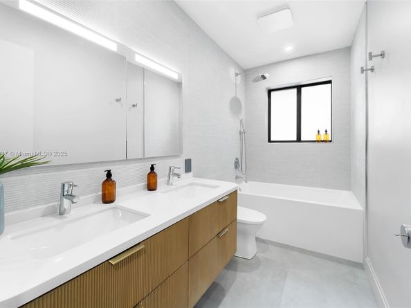 1001 NE 84th St, Miami FL 33138