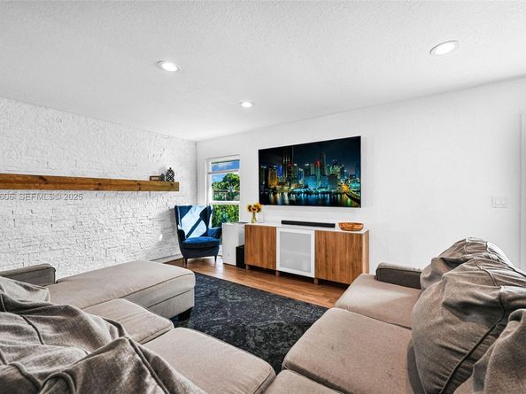 6303 NW 71st Ave, Tamarac FL 33321