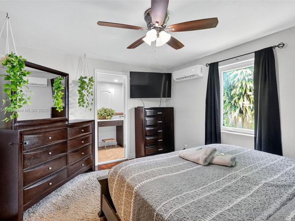 1949 Wiley St, Hollywood FL 33020