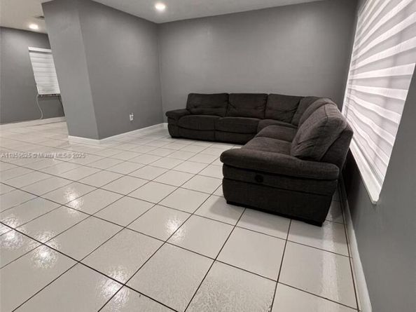 10450 SW 43rd St, Miami FL 33165