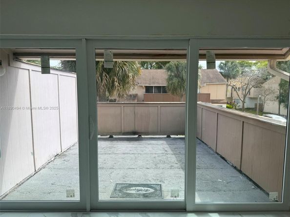 8183 NW 8th Mnr 9, Plantation FL 33324