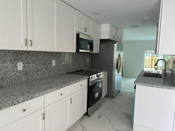 8183 NW 8th Mnr 9, Plantation FL 33324