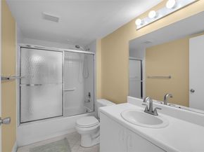 550 SW 137th Ave 208L, Pembroke Pines FL 33027